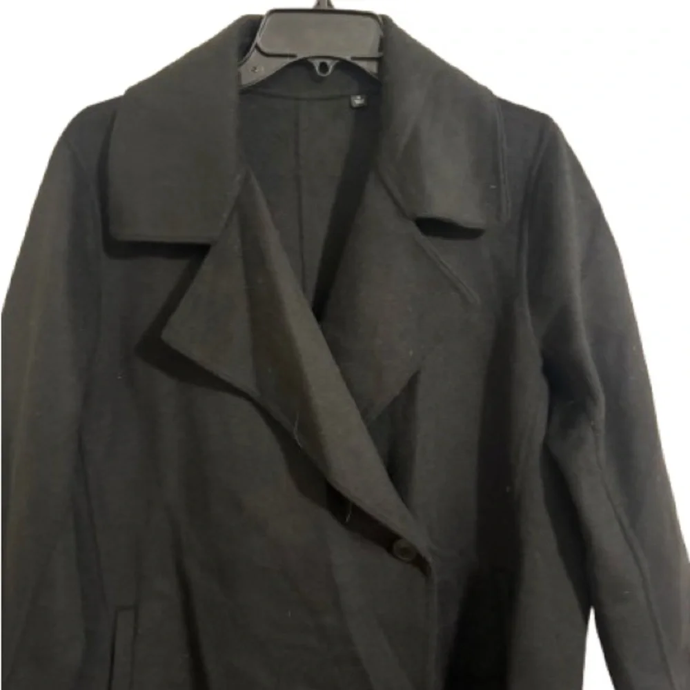 Uniqlo Elegant Black Trench Coat - Picture 4 of 8